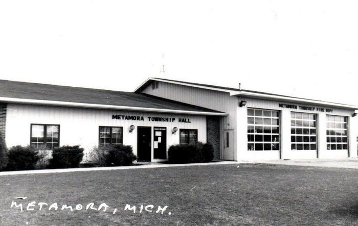 Metamora - Old Postcard (newer photo)